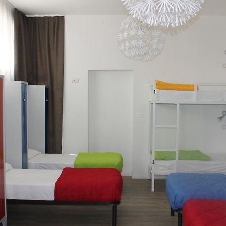 Lake Garda Beach Hostel Padenghe sul Garda Eksteriør bilde