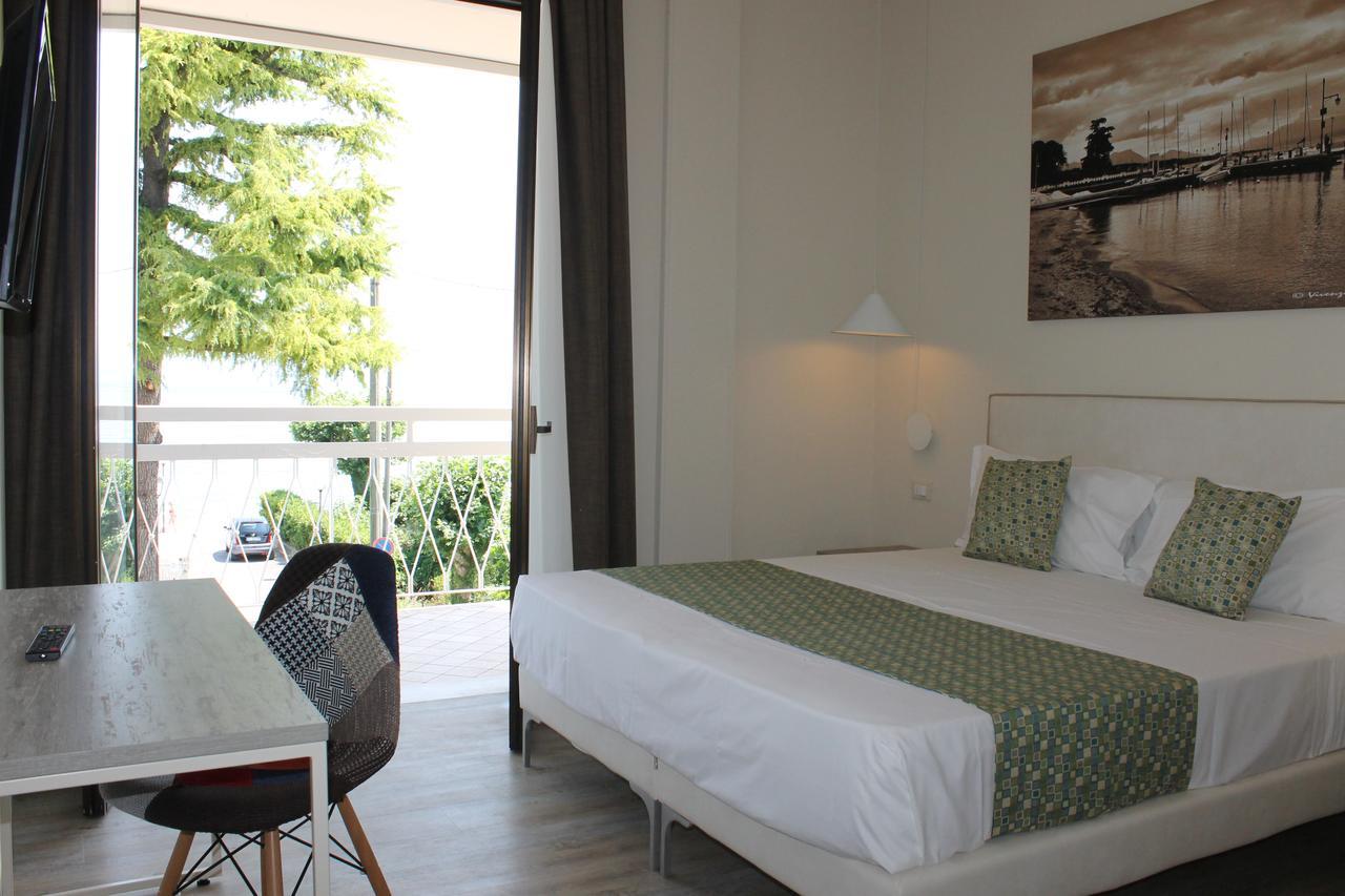 Lake Garda Beach Hostel Padenghe sul Garda Eksteriør bilde